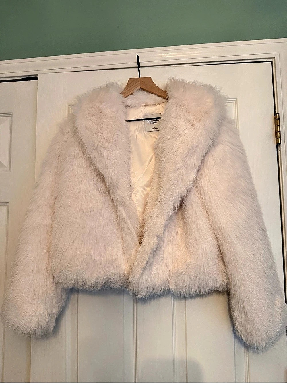 Abercrombie & Fitch Faux Fur Jacket in White Small Like New